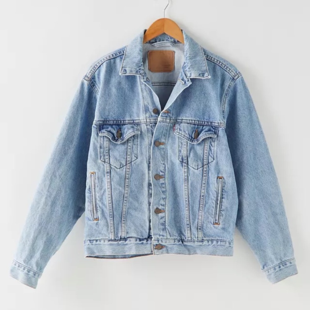 Vintage Levi’s denim jacket size small from 80s!!